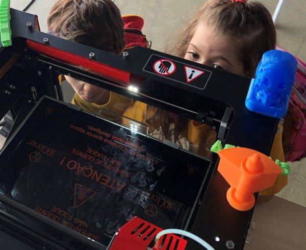 Investir em tecnologia digital na escola pública? Pra quê?