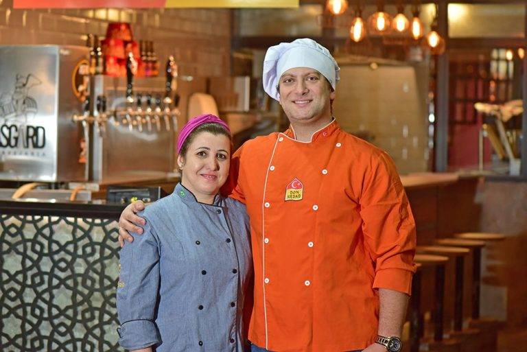 Sucesso das lojas de rua faz pub curitibano de comida árabe lançar franquia Adriana Silveira e o marido Geber Hajar compraram a marca, o ponto e o conceito do Don Kebab, em 2013. Agora estão lançando franquias da marca. Foto: Marcelo Krelling