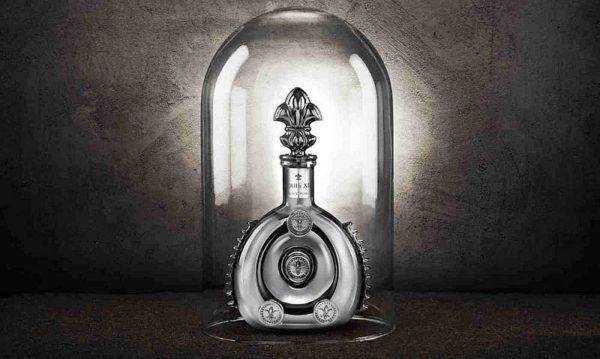 Esse conhaque edição limitada vem em um decanter Baccarat