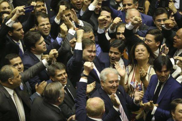 Deputados comemoram a eleição de Rodrigo Maia para a presidência da Câmara. Crédito da foto: Valter Campanato/Agência Brasil.