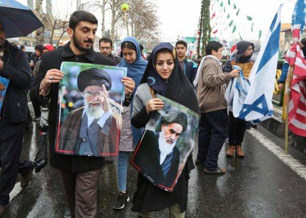 Iranianos marcham durante cerimônia celebrando o 40º aniversário da Revolução Islâmica, na capital Teerã