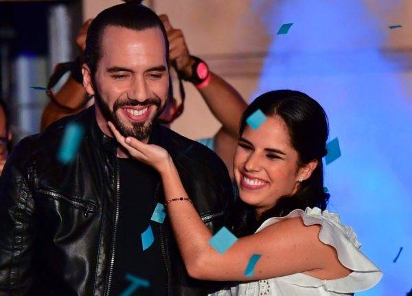 Presidente eleito de El Salvador, Nayib Bukele, e sua esposa Gabriela Rodriguez. Foto: Luis ACOSTA/AFP
