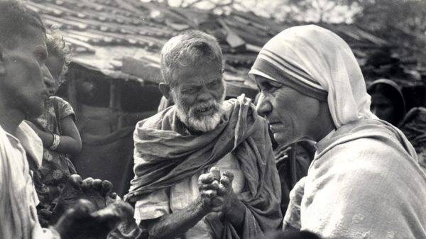 O método científico pode até explicar como incentivar o altruísmo nas pessoas, mas jamais conseguirá explicar uma Madre Teresa. (Foto: Missionárias da Caridade/AFP)