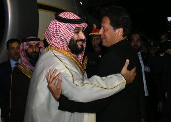 O primeiro-ministro do Paquistão, Imran Khan (D), cumprimenta o príncipe herdeiro da Arábia Saudita, Mohammed bin Salman, em Islamabad. FOTO: Dsitribuição/Departamento de Imprensa do Paquistão
