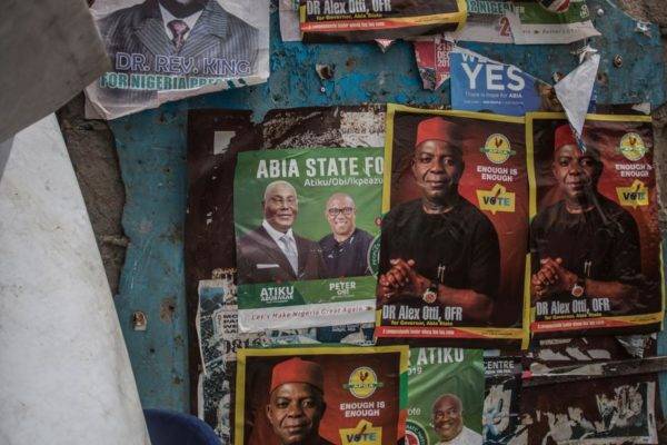 Cartazes do Partido Democrático Popular em Aba, cidade em uma das regiões separatistas pró-Biafra, 14 de fevereiro. Os nigerianos irão às urnas no sábado para eleições presidencial e legislativa. Photo by CRISTINA ALDEHUELA / AFP