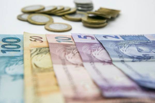 É preciso começar a cuidar do seu próprio dinheiro em algum momento. (Foto: Marcelo Andrade/Arquivo/Gazeta do Povo)