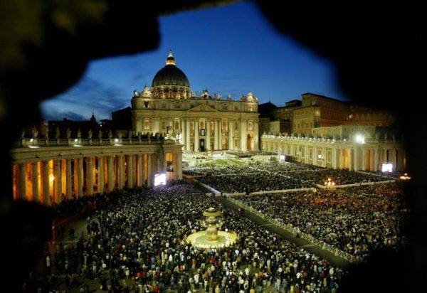 A Praça São Pedro e a Basílica São Pedro, na Cidade do Vaticano, em outubro de 2003. Foto: Paolo Cocco / AFP