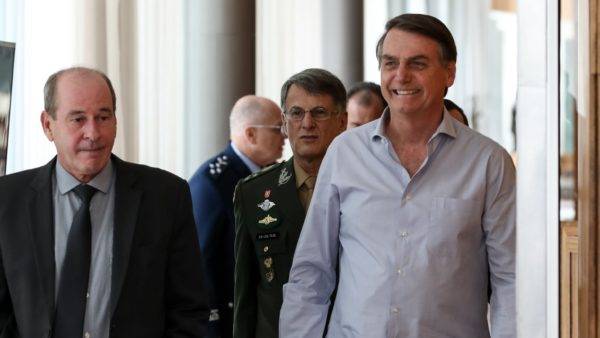 O presidente Jair Bolsonaro, o ministro da Defesa, Fernando Azevedo e Silva, e a cúpula das Forças Armadas se reuniram na quarta (20) antes da apresentação da reforma ao Congresso. (Foto: Marcos Corrêa/PR)