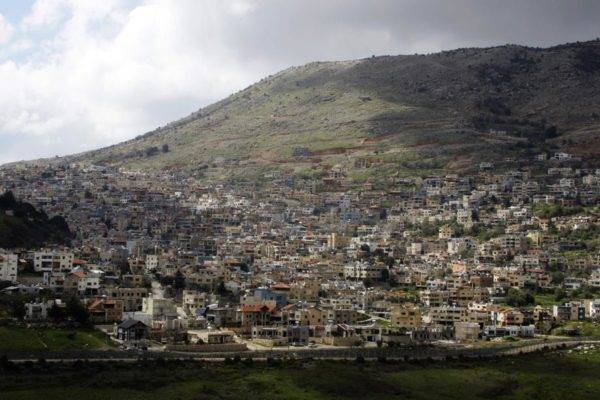 Foto tirada a partir da cidade síria de Ain al-Tineh mostra a cidade drusa de Majdal Shams, nas Colinas de Golã, 26 de março. Foto: Louai Beshara / AFP
