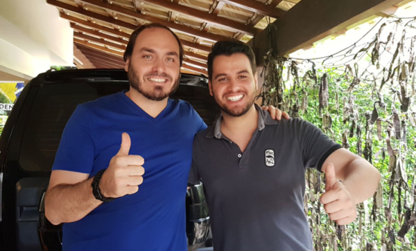O vereador e filho do meio do presidente, Carlos Bolsonaro, e o assessor presidencial e olavista Filipe Martins. Foto: Reprodução/Twitter