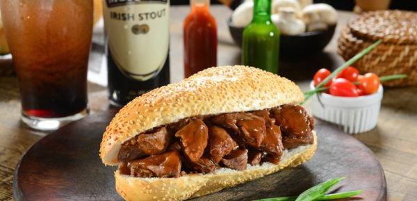 Guinness Beef Sandwich - com mignon preparado na cerveja, do Sheridan's Irish Pub. (Foto/ Divulgação)