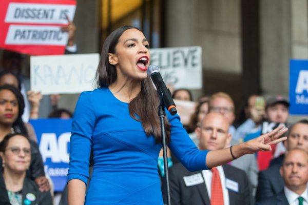 Alexandria Ocasio-Cortez faz discurso nos EUA: esquerda apela à MMT. Scott Eisen/Getty Images/AFP