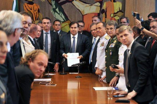 O presidente Jair Bolsonaro entrega a proposta de reforma da Previdência dos militares ao presidente da Câmara dos Deputados, Rodrigo Maia. Foto: J. Batista/Agência Câmara