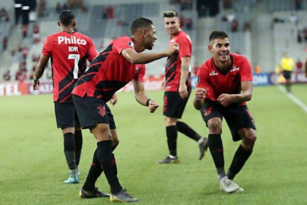 Jogadores comemoram gol na vitória do Athletico. Foto Albari Rosa/Gazeta do Povo