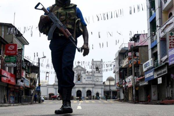 Um soldado do Sri Lanka monta guarda do lado de fora do Santuário de Santo Antônio, em Colombo, em 29 de abril de 2019, uma semana depois de uma série de explosões em igrejas e hotéis de luxo | Foto: LAKRUWAN WANNIARACHCHI / AFP