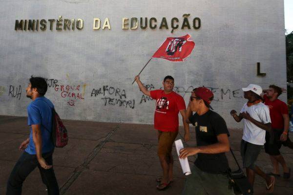 Estudantes fazem manifestação e pixam prédio do ministério da Educação. Fabio Rodrigues Pozzebom/Agência Brasil
