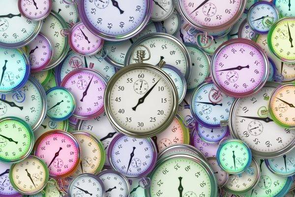 A vida está corrida e acelerada. Quais as consequências para a escola?