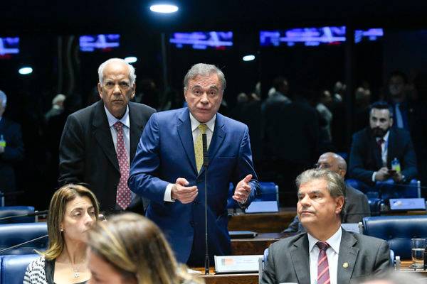 Senadores Alvaro Dias e Oriovisto Guimarães, ambos do Podemos (Foto: Roque de Sá/Agência Senado)
