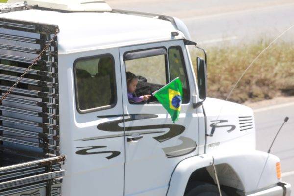 Manifestação de caminhoneiros: até nova greve entrou no grupo de riscos que inibem o crescimento mais rápido da economia. Foto: Felipe Rosa/Tribuna do Paraná