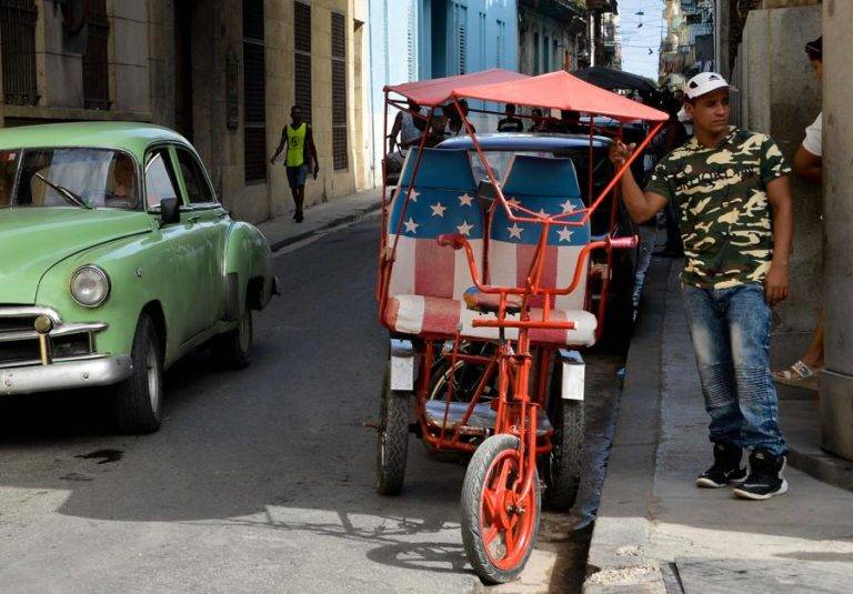 Trump não está pensando em Cuba enquanto mira nela Um bicitaxi com a bandeira americana em Havana, 17 de abril. Foto: Yamil Lage / AFP