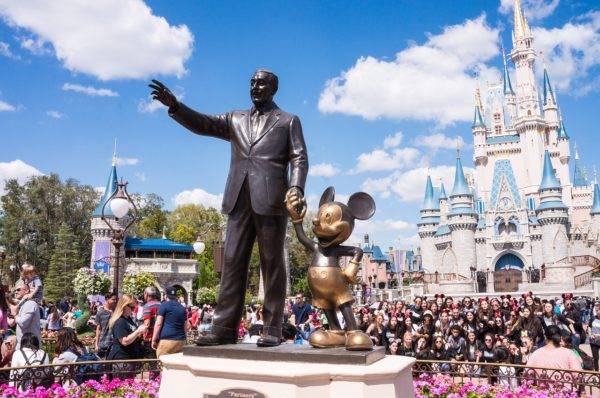 Parque da Disney: herdeira reclamou do salário pago ao CEO da empresa. Foto: Pixabay.