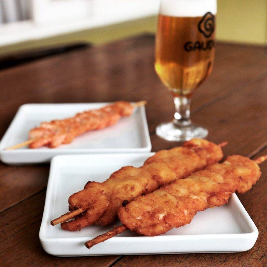 Peça dois espetinhos e leve três, na Praça do Victor