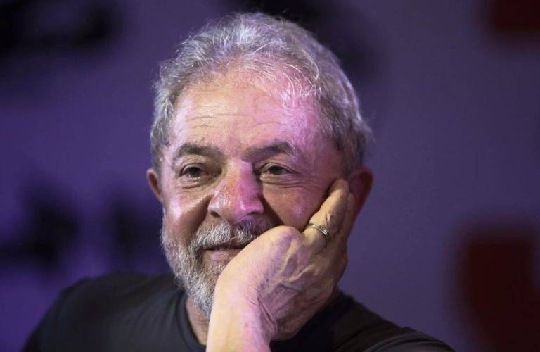 Quanto custa ao contribuinte a equipe de assessores que Lula mantém mesmo preso Gastos com assessores do ex-presidente Lula custaram R$ 665 mil em 2018, segundo o governo. Foto: Miguel Schincariol/AFP