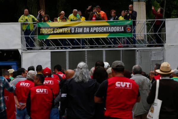 Sindicatos protestam contra reforma da Previdência: lobby do funcionalismo começa a atuar também em Brasília. Foto: Aniele Nascimento/Gazeta do Povo