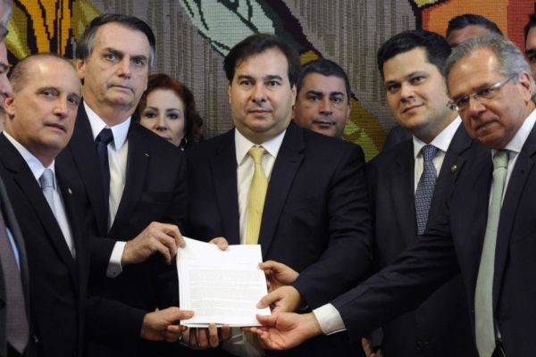 O presidente Jair Bolsonaro entrega a proposta de reforma da Previdência para o presidente da Câmara Rodrigo Maia. Luis Macedo/Agência Câmara