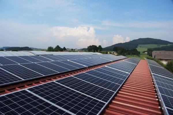 Painéis solares ficaram mais baratos e eficientes, fazendo com que mais gente apostasse nessa fonte de energia. Foto: Pixabay