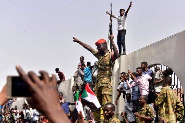 Membros do exército sudanês se reúnem em uma rua central de Cartum em 11 de abril, após um dos presidentes africanos mais longevos no cargo ter sido deposto e preso pelo exército. Foto: Ahmed Mustafa / AFP