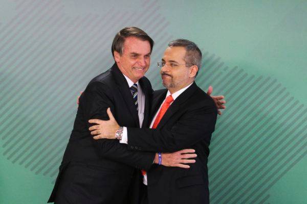 O presidente Jair Bolsonaro dá posse ao novo ministro da Educação, Abraham Weintraub, em cerimônia no Palácio do Planalto. Valter Campanato/Agência Brasil