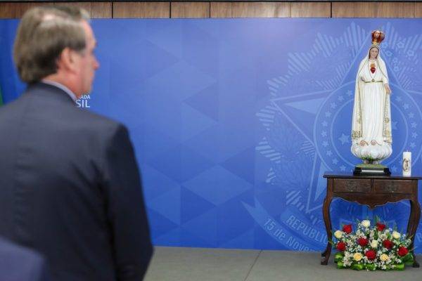 Bolsonaro consagra o Brasil ao Imaculado Coração de Maria contra o comunismo
