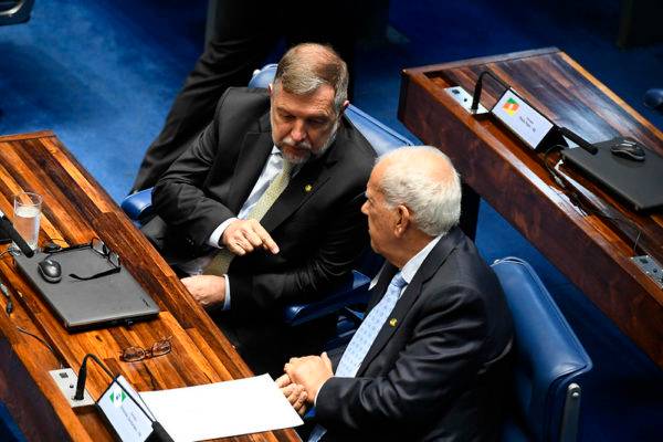 Senadores Flávio Arns (Rede) e Oriovisto Guimarães (Pode) (Foto: Marcos Oliveira/Agência Senado)