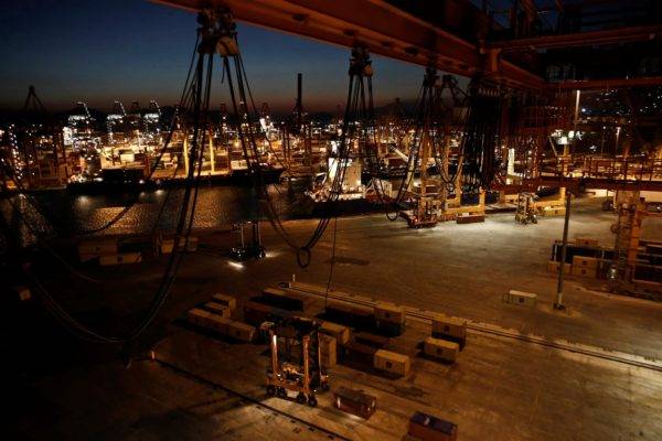 Em uma foto de 2015, o Porto de Pireu, em Pireu, Grécia. Ele teve parte da obra financiada pela China, que depois também comprou uma parte do complexo. (Foto: Kostas Tsironis/Blooomberg)