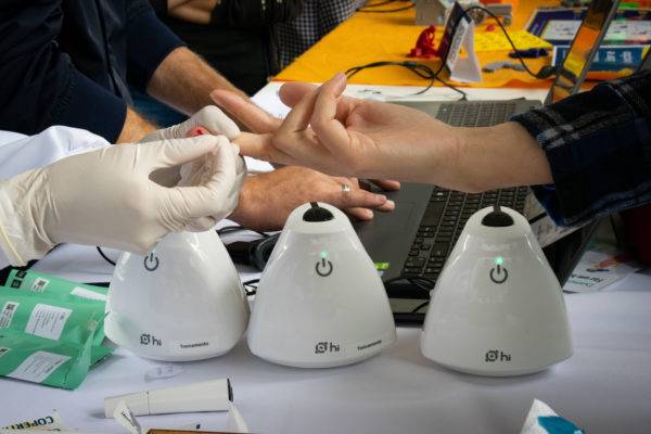 Hilab, aparelho que da autonomia para exames de sangue serem feitos em farmácias e consultórios médicos. Foto: Divulgação