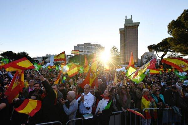 Apoiadores do partido VOX durante o último comício da campanha para as eleições gerais de 2019, em Madri. Foto: Oscar del Pozo / AFP