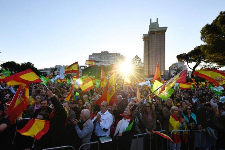 A esquerda espanhola vai para o centro enquanto a direita vai para a extremidade Apoiadores do partido VOX durante o último comício da campanha para as eleições gerais de 2019, em Madri. Foto: Oscar del Pozo / AFP