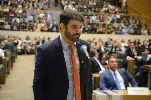 “Burocracia atrapalha os grandes negócios, dificulta os médios e sufoca os microempreendedores”, diz deputado Sergio Victor