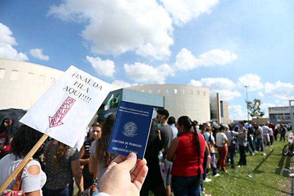 Fila de pessoas procurando emprego na região de Curitiba: efeito da crise mais longa da história. Foto: Albari Rosa