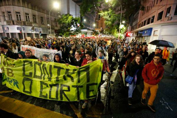 Protesto contra cortes nas universidades: efeito da fragilidade fiscal do país. Foto: Hedeson Alves