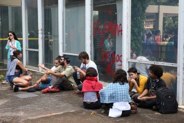 Estudantes e servidores da UnB protestam por mais recursos para a universidade, em 2018. Foto: Antonio Cruz/Agência Brasil
