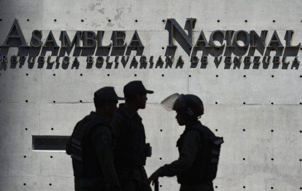Membros da Guarda Nacional Bolivariana bloqueiam o acesso ao Palácio Legislativo Federal, sede tanto da Assembleia Nacional, liderada pela oposição, quanto da Assembleia Nacional Constituinte, pró-Maduro, em 15 de maio. Foto: Yuri Cortez / AFP