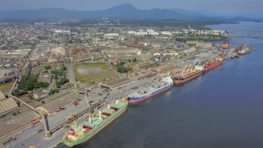 Porto de Paranaguá avança em arrendamentos de áreas para reduzir ociosidade Vista aérea do Porto de Paranaguá (PR): BR do Mar é considerada o modal ideal para o transporte de grandes cargas por grandes distâncias.