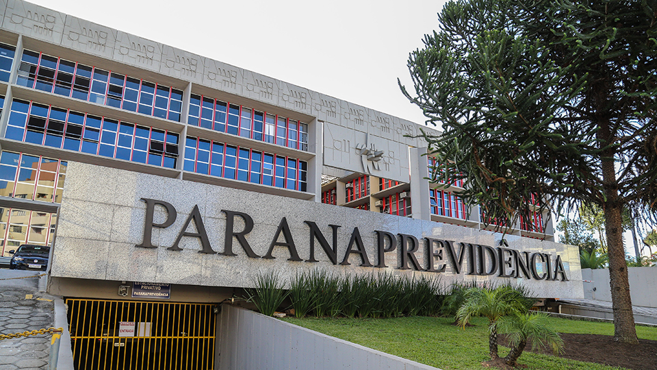 Juro baixo faz Paranaprevidência buscar estratégia mais agressiva para investimentos Prédio da Paranaprevidência