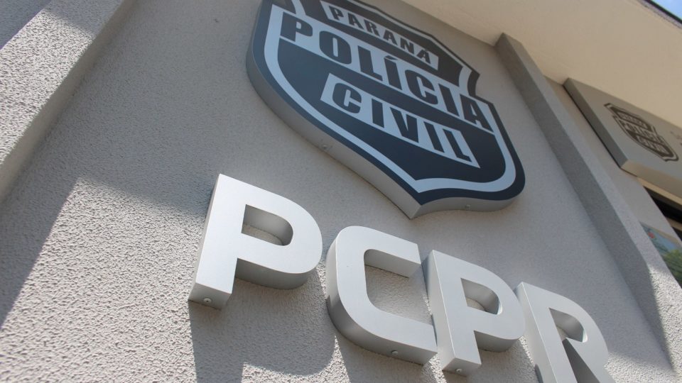 UFPR cancela provas da PC-PR! Governo alega quebra de contrato Cerca de 100 mil inscritos estão em Curitiba para as provas que começariam às 13h30