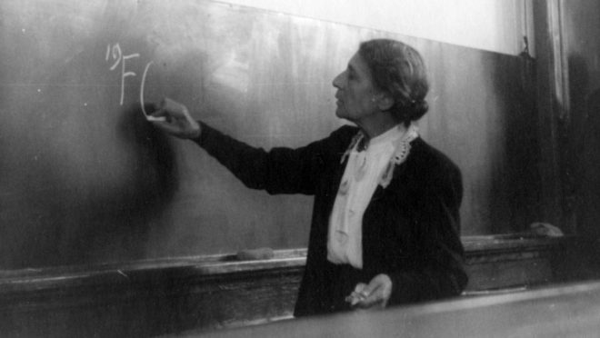 Lise Meitner, física de origem sueca e austríaca, conduzia pesquisas sobre urânio com o seu parceiro de laboratório Otto Hahn. Na década de 1940, a dupla descobriu que a divisão dos núcleos atômicos durante uma fissão liberava grandes quantidades de energia, e Meitner escreveu a sua primeira explicação teórica sobre o processo. No entanto, Hahn ficou com o crédito exclusivo da descoberta, recebendo o Prêmio Nobel de Química em 1944.
