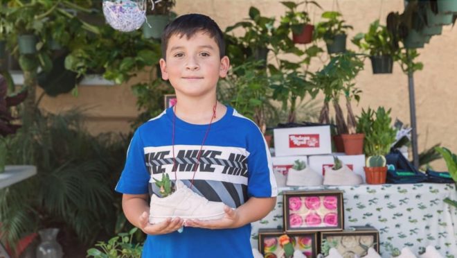 Aaron decidiu vender plantas pela cidade para ajudar no sustento de sua família e trazer sua irmã de volta do México.